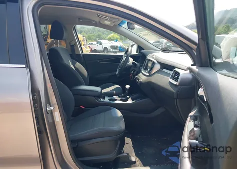 2019 Kia Sorento Lx/S z USA, uszkodzony, nr VIN 5XYPGDA59KG480175